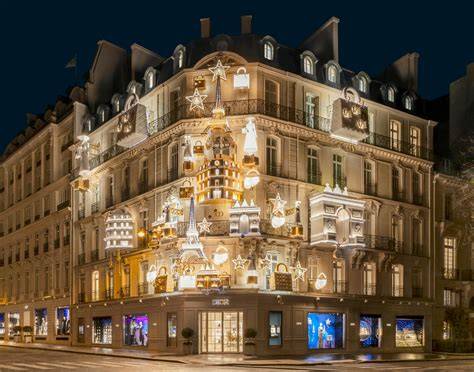 Calendrier Dior étoile façade 30 Montaigne