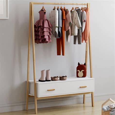 Portant enfant avec costumes suspendus