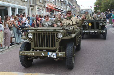 Défilé de véhicules militaires en Normandie