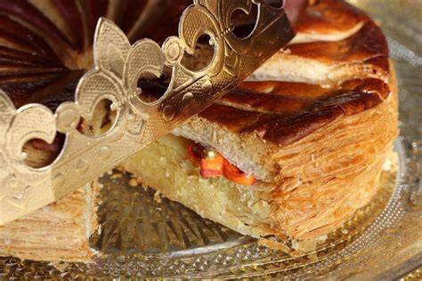 Galette des rois couronne fève reine