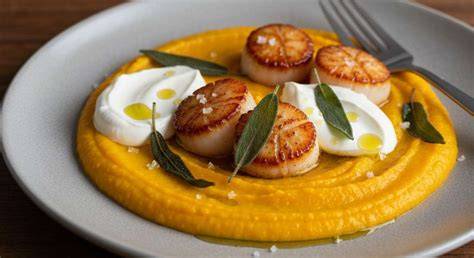 Dressage Saint-Jacques purée et sauge croustillante