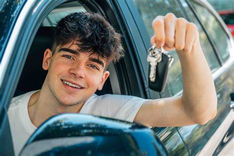 jeune conducteur heureux permis voiture