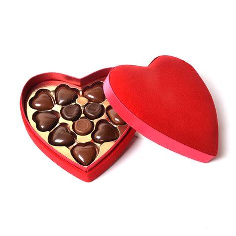 Coffret de chocolats en forme de cœur avec une rose rouge