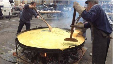 Omelette géante à l’aillet en Dordogne