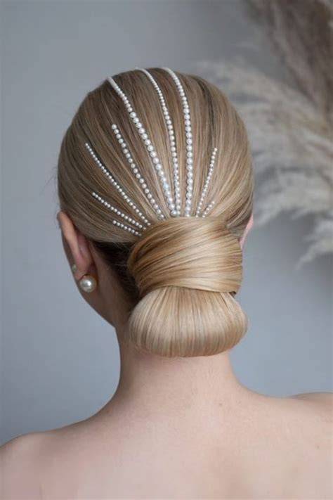 Headband perlé au-dessus chignon mariée