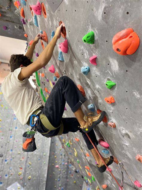 Enfants pratiquant l’escalade en salle