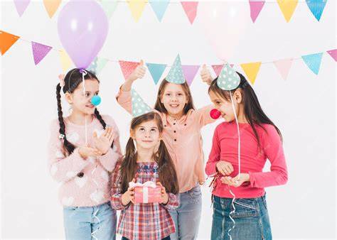 Enfants fêtant un anniversaire dans une piscine