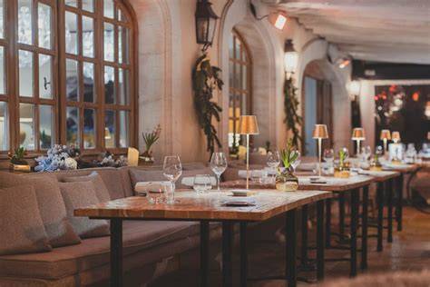 Table de réveillon gastronomique dans un hôtel