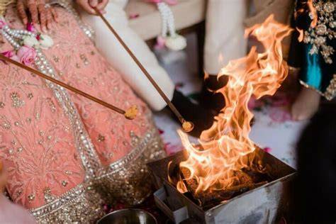 Sept pas du Saptapadi autour du feu sacré