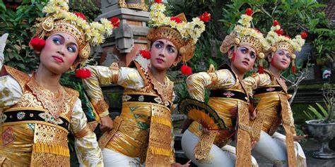 caractéristiques costumes danse balinaise couleurs dorés motifs