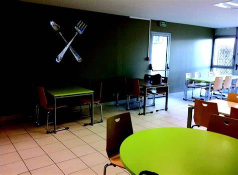 Salle de danse avec tables repas