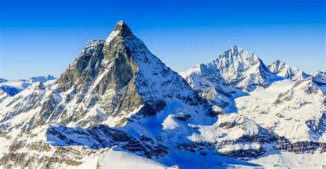vue panoramique des montagnes et des pistes