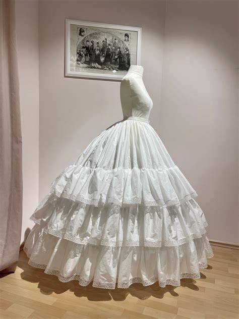 Silhouette femme victorienne avec crinoline