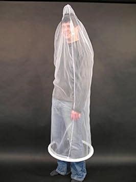 Homme portant costume préservatif géant