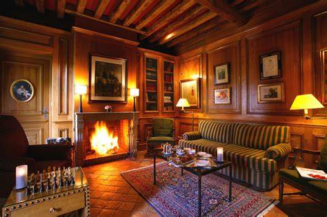 Salon bourgeois avec cheminée et bûche enflammée