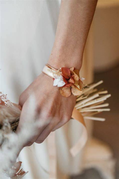 Bracelets fleuris assortis pour demoiselles d’honneur
