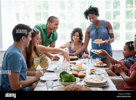 Réunion familiale irlandaise autour d’une table