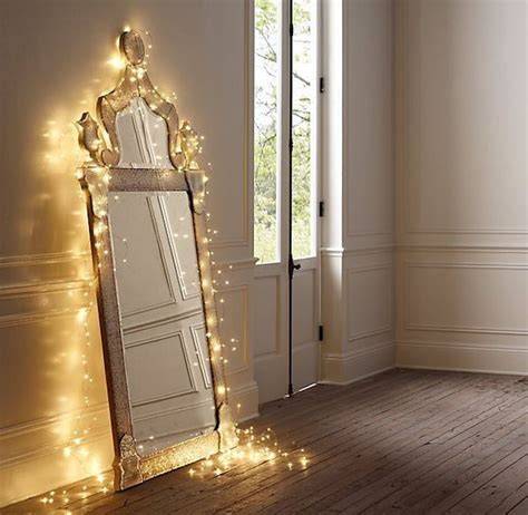 miroir ancien entouré guirlande lumineuse