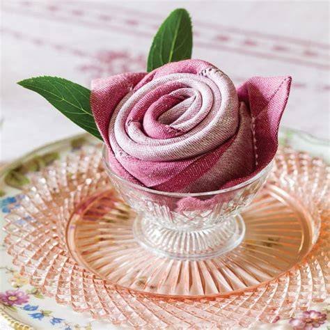 Rose en serviette dans un verre