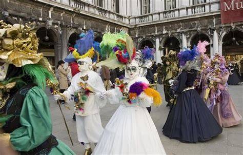 Bal masqué avec costumes de carnaval
