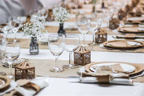 boîtes de baptême sur table décorée