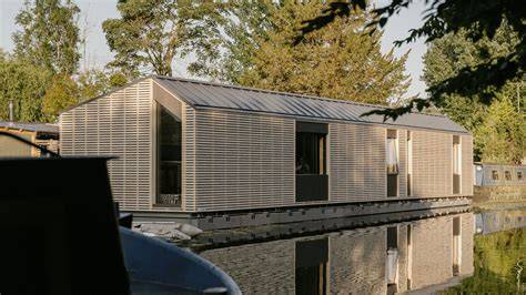 Maison flottante sur canal en Alsace