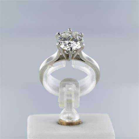 gros plan bague diamant serti griffes