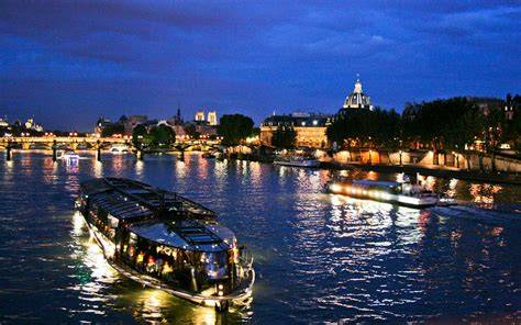 Danseurs sur bateau illuminé Seine Paris