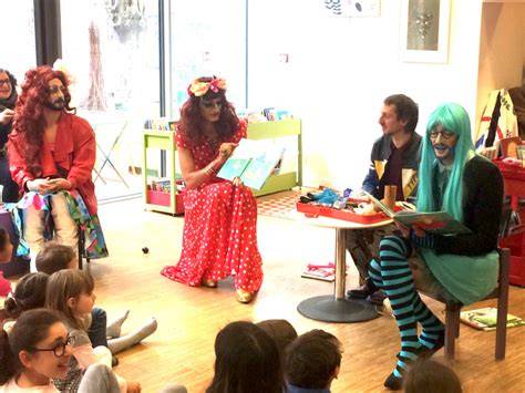 Lecture drag pour enfants en bibliothèque