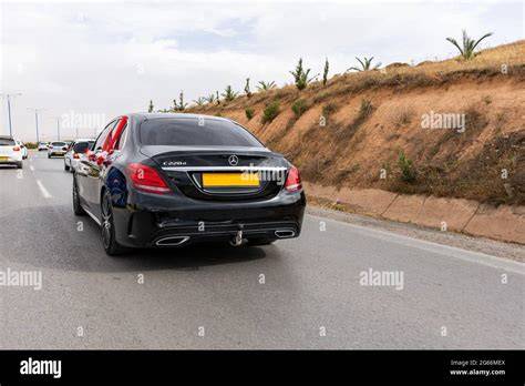 voiture noire de mariage vue arrière