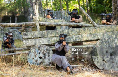 Couple jouant au paintball en extérieur