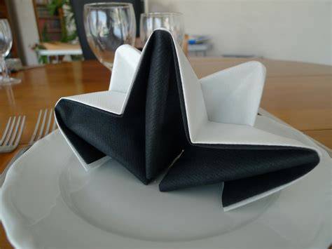 Serviette papier étoile sur assiette