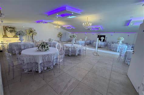 salle de réception communion éclairage tables décorées