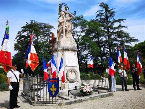 Monument aux morts cérémonie commémorative