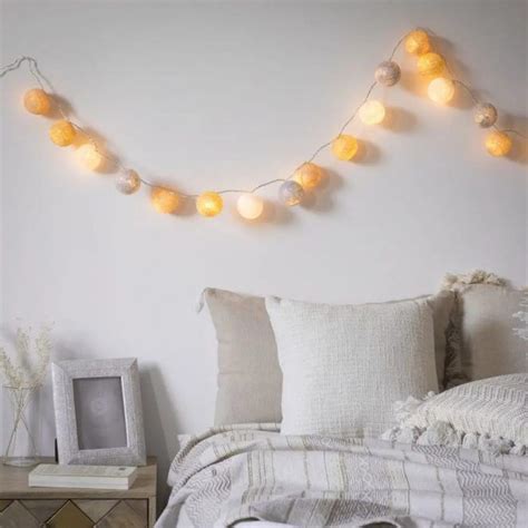 Chambre avec guirlande boule autour tête lit