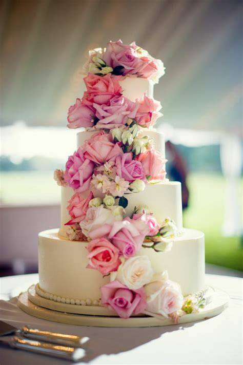 Rivière de roses sur gâteau mariage