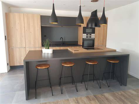 Îlot central avec bar et plan de travail