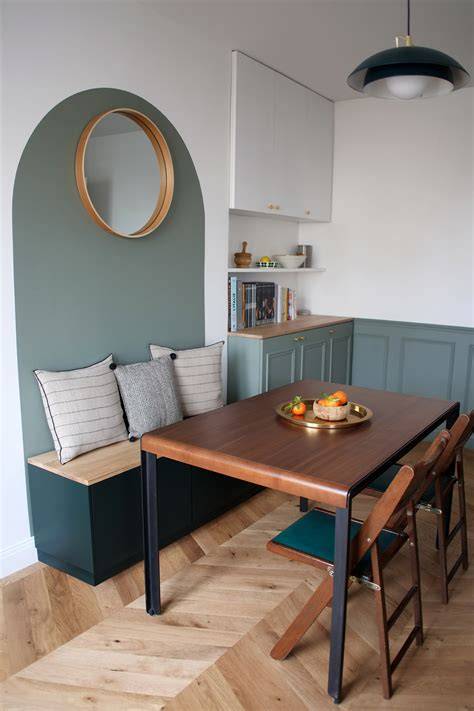 Coin repas avec banquette dans un recoin