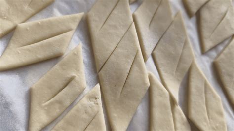 Découpe de pâte pour bugnes croustillantes