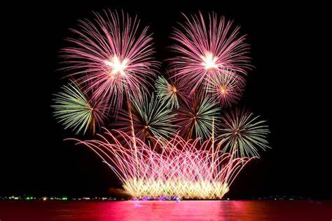 feu d'artifice au bord d'une rivière