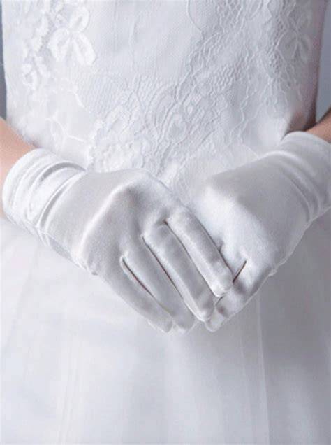 Fillette portant des gants blancs communion
