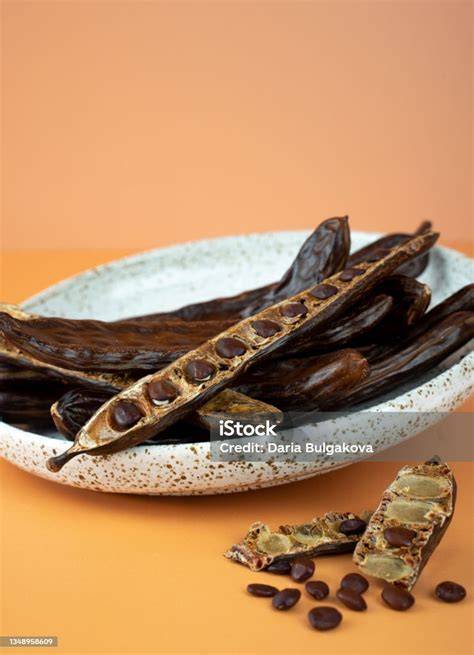caroube gousses en poudre dans une assiette