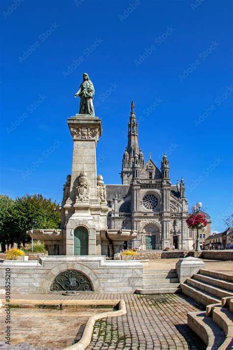 Ste-Anne-d’Auray Bretagne pèlerinage statue
