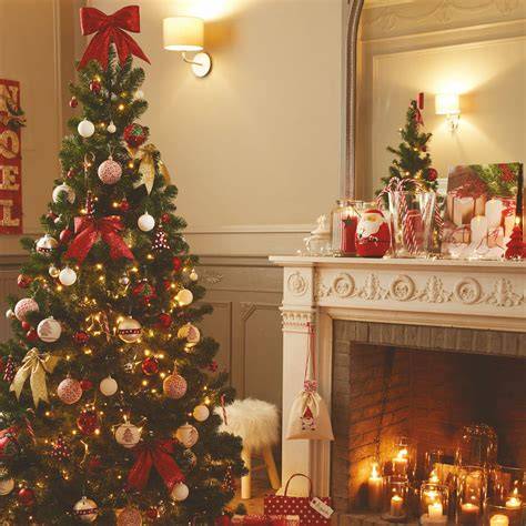 Décoration de sapin traditionnel avec boules et lumières