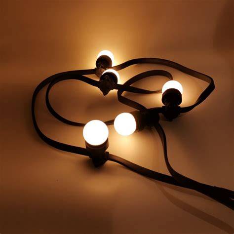 Décoration vintage avec guirlandes d’ampoules