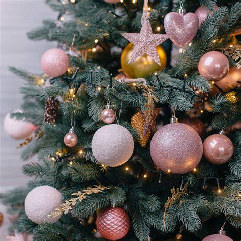 Décoration de sapin coloré et éclectique