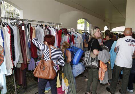 braderie Camping Paradis objets et costumes
