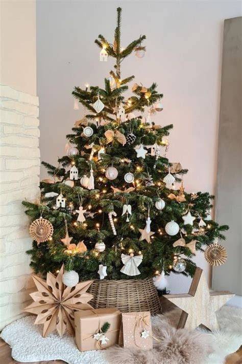 feuillage et décorations de sapin