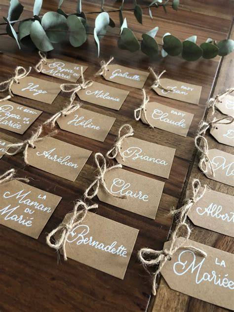 Marque-place en papier kraft avec nom